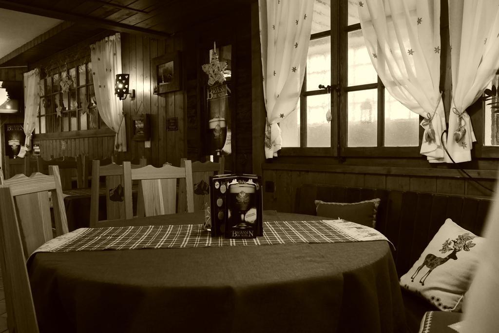 Hotel - Petit-Dejeuner Le Trift 지날 외부 사진