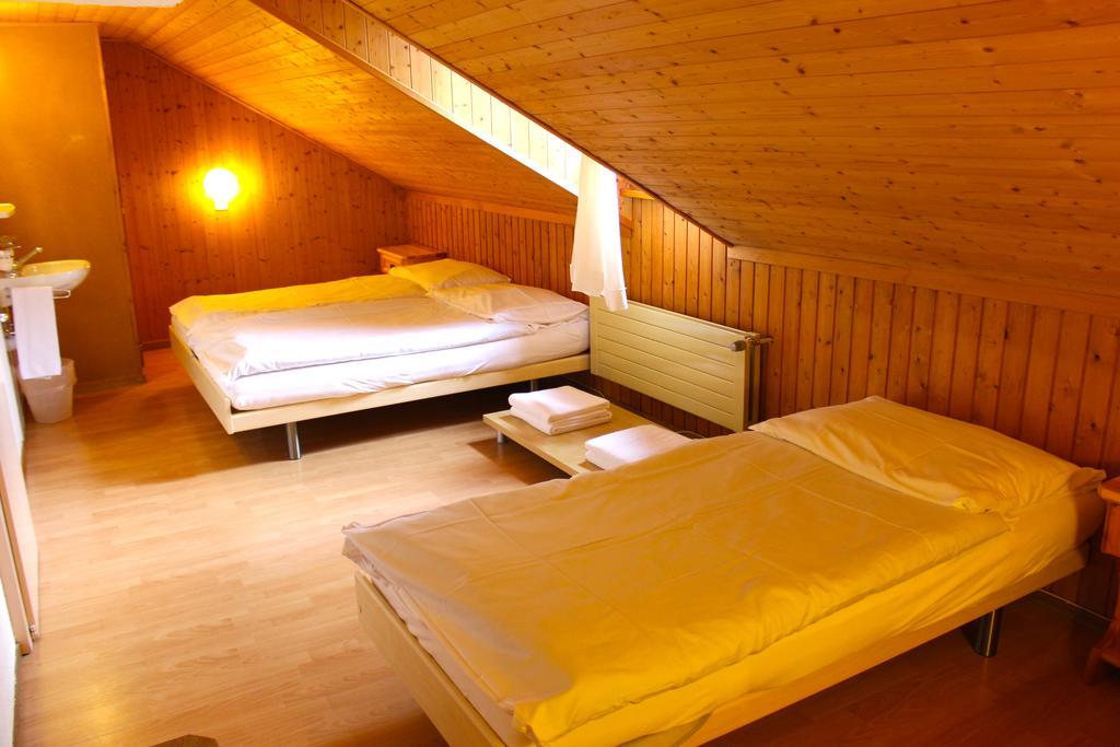 Hotel - Petit-Dejeuner Le Trift 지날 외부 사진